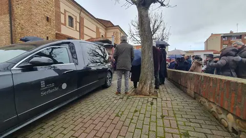 Vecinos y familiares acompañan a José María Fernández en su último adiós en la iglesia de Trobajo del Camino, durante un emotivo funeral marcado por el dolor tras el accidente ferroviario en Adamuz.