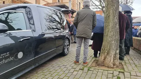 Vecinos y familiares acompañan a José María Fernández en su último adiós en la iglesia de Trobajo del Camino, durante un emotivo funeral marcado por el dolor tras el accidente ferroviario en Adamuz.