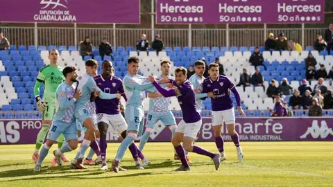 La Ponferradina continúa su racha con tres victorias consecutivas y se lleva el triunfo ante el Guadalajara.