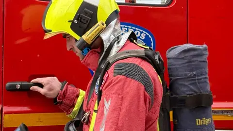 Bomberos de León intervienen en el incendio de la cocina del centro cultural de Trobajo del Cerecedo.