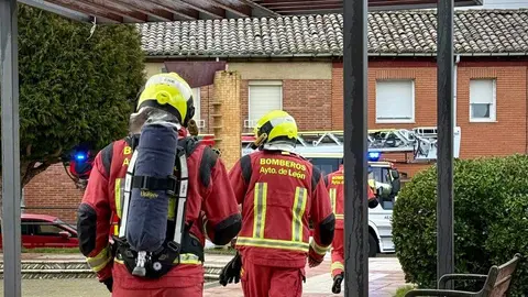 Bomberos de León intervienen en el incendio de la cocina del centro cultural de Trobajo del Cerecedo.