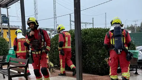 Bomberos de León intervienen en el incendio de la cocina del centro cultural de Trobajo del Cerecedo.