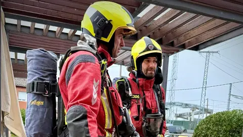 Bomberos de León intervienen en el incendio de la cocina del centro cultural de Trobajo del Cerecedo.
