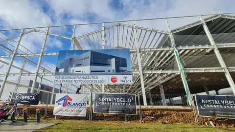Las obras de ampliación de Laboratorios Syva en el Parque Tecnológico de León, en Armunia, han entrado en una fase plenamente reconocible a pie de recinto. Durante este mes de enero, los trabajos en torno al denominado Edificio 6000 permiten apreciar ya la magnitud de un proyecto estratégico. Fotos: Heraldo de León