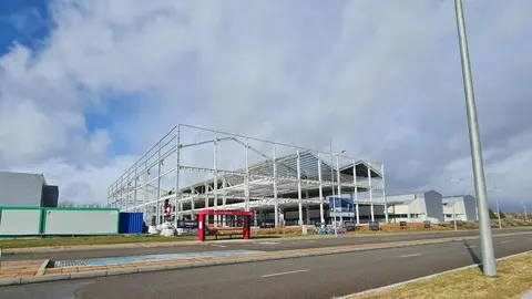 Las obras de ampliación de Laboratorios Syva en el Parque Tecnológico de León, en Armunia, han entrado en una fase plenamente reconocible a pie de recinto. Durante este mes de enero, los trabajos en torno al denominado Edificio 6000 permiten apreciar ya la magnitud de un proyecto estratégico. Fotos: Heraldo de León