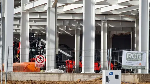 Las obras de ampliación de Laboratorios Syva en el Parque Tecnológico de León, en Armunia, han entrado en una fase plenamente reconocible a pie de recinto. Durante este mes de enero, los trabajos en torno al denominado Edificio 6000 permiten apreciar ya la magnitud de un proyecto estratégico. Fotos: Heraldo de León
