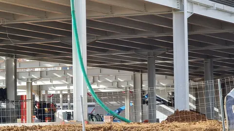 Las obras de ampliación de Laboratorios Syva en el Parque Tecnológico de León, en Armunia, han entrado en una fase plenamente reconocible a pie de recinto. Durante este mes de enero, los trabajos en torno al denominado Edificio 6000 permiten apreciar ya la magnitud de un proyecto estratégico. Fotos: Heraldo de León