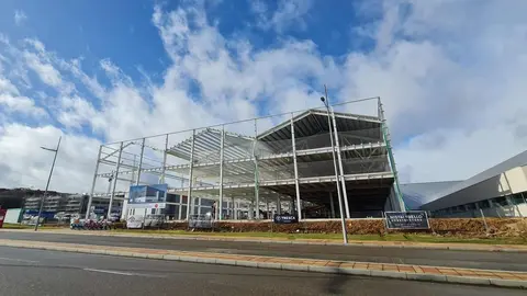 Las obras de ampliación de Laboratorios Syva en el Parque Tecnológico de León, en Armunia, han entrado en una fase plenamente reconocible a pie de recinto. Durante este mes de enero, los trabajos en torno al denominado Edificio 6000 permiten apreciar ya la magnitud de un proyecto estratégico. Fotos: Heraldo de León