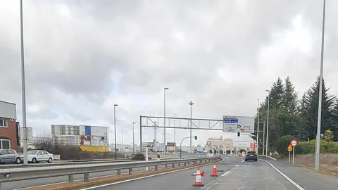 La nueva glorieta construida en el acceso a Trobajo del Camino, en el municipio de San Andrés del Rabanedo, se ha convertido en un ejemplo de cómo un error no previsto de diseño puede arruinar una actuación pensada para mejorar la seguridad vial.