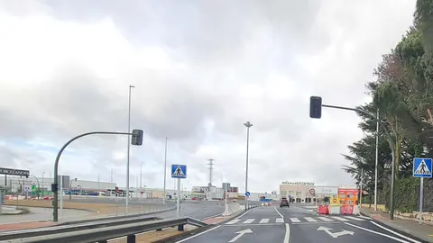 La nueva glorieta construida en el acceso a Trobajo del Camino, en el municipio de San Andrés del Rabanedo, se ha convertido en un ejemplo de cómo un error no previsto de diseño puede arruinar una actuación pensada para mejorar la seguridad vial.