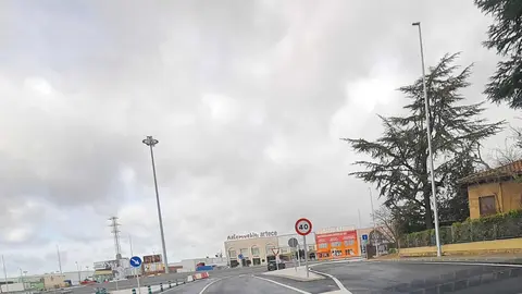 La nueva glorieta construida en el acceso a Trobajo del Camino, en el municipio de San Andrés del Rabanedo, se ha convertido en un ejemplo de cómo un error no previsto de diseño puede arruinar una actuación pensada para mejorar la seguridad vial.