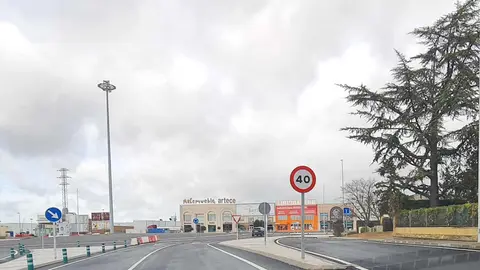 La nueva glorieta construida en el acceso a Trobajo del Camino, en el municipio de San Andrés del Rabanedo, se ha convertido en un ejemplo de cómo un error no previsto de diseño puede arruinar una actuación pensada para mejorar la seguridad vial.