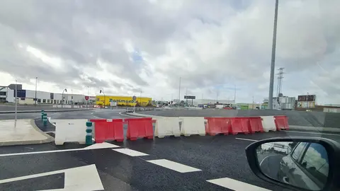 La nueva glorieta construida en el acceso a Trobajo del Camino, en el municipio de San Andrés del Rabanedo, se ha convertido en un ejemplo de cómo un error no previsto de diseño puede arruinar una actuación pensada para mejorar la seguridad vial.