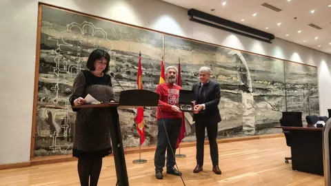 El delegado territorial de la Junta de Castilla y León en León, Eduardo Diego, presidió el acto de entrega de 322 distinciones a empleados públicos por su permanencia en el servicio y jubilación, con medallas de bronce, plata y oro por 15, 25 y 35 años de trayectoria, y placas a los jubilados.