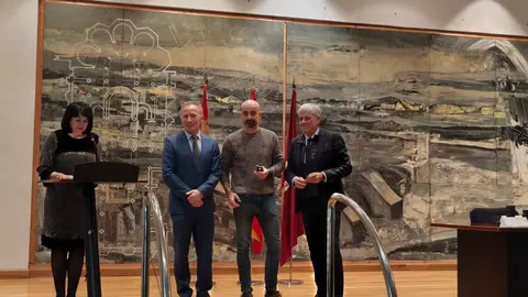 El delegado territorial de la Junta de Castilla y León en León, Eduardo Diego, presidió el acto de entrega de 322 distinciones a empleados públicos por su permanencia en el servicio y jubilación, con medallas de bronce, plata y oro por 15, 25 y 35 años de trayectoria, y placas a los jubilados.