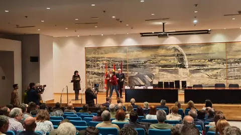 El delegado territorial de la Junta de Castilla y León en León, Eduardo Diego, presidió el acto de entrega de 322 distinciones a empleados públicos por su permanencia en el servicio y jubilación, con medallas de bronce, plata y oro por 15, 25 y 35 años de trayectoria, y placas a los jubilados.