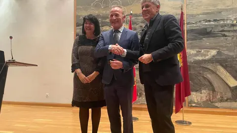 El delegado territorial de la Junta de Castilla y León en León, Eduardo Diego, presidió el acto de entrega de 322 distinciones a empleados públicos por su permanencia en el servicio y jubilación, con medallas de bronce, plata y oro por 15, 25 y 35 años de trayectoria, y placas a los jubilados.