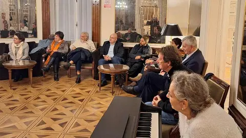 La periodista y analista política Marta García Aller fue la protagonista este lunes, 26 de enero, de una nueva sesión del ciclo Conversaciones en la Casa, un acto que contó con una notable participación del público y que estuvo moderado por Alfredo Álvarez, miembro de la junta directiva.