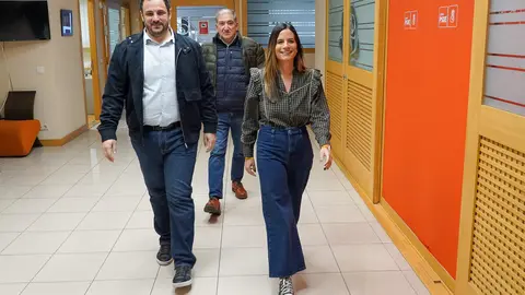 Los candidatos del Partido Socialista de León a las Cortes de Castilla y León, Nuria Rubio y Benjamín Fernández, informan sobre la actualidad política. Foto: Campillo.