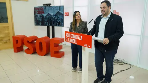 Los candidatos del Partido Socialista de León a las Cortes de Castilla y León, Nuria Rubio y Benjamín Fernández, informan sobre la actualidad política. Foto: Campillo.