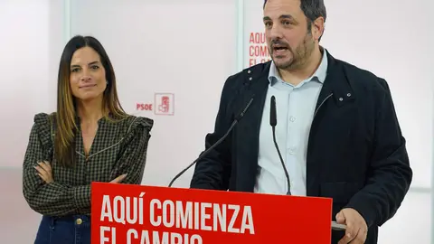 Los candidatos del Partido Socialista de León a las Cortes de Castilla y León, Nuria Rubio y Benjamín Fernández, informan sobre la actualidad política. Foto: Campillo.