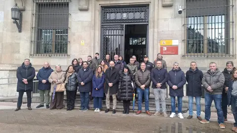 Minuto de silencio en la Subdelegación del Gobierno en León en repulsa de la violencia machista y del último caso de asesinato por Violencia de Género de una mujer de 33 años en Málaga.