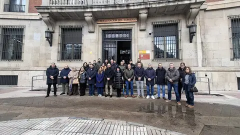 Minuto de silencio en la Subdelegación del Gobierno en León en repulsa de la violencia machista y del último caso de asesinato por Violencia de Género de una mujer de 33 años en Málaga.