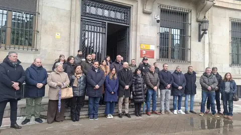 Minuto de silencio en la Subdelegación del Gobierno en León en repulsa de la violencia machista y del último caso de asesinato por Violencia de Género de una mujer de 33 años en Málaga.