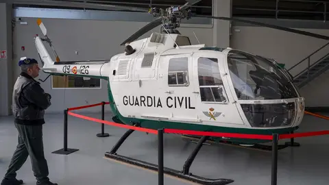 La rectora de la Universidad de León, Nuria González, y el teniente coronel accidental de la Comandancia de León, César Sánchez, presentan, junto a otras autoridades, el helicóptero que la Guardia Civil ha cedido a la institución académica. Foto: Campillo.