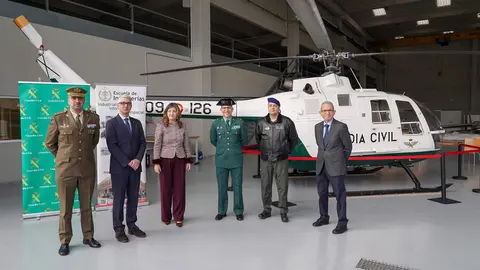 La rectora de la Universidad de León, Nuria González, y el teniente coronel accidental de la Comandancia de León, César Sánchez, presentan, junto a otras autoridades, el helicóptero que la Guardia Civil ha cedido a la institución académica. Foto: Campillo.