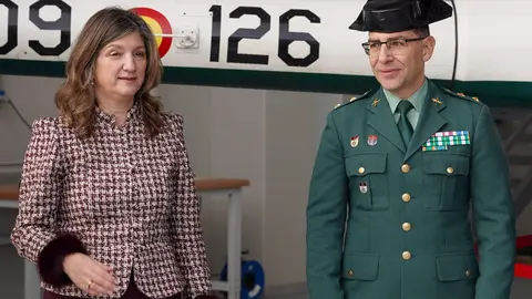 La rectora de la Universidad de León, Nuria González, y el teniente coronel accidental de la Comandancia de León, César Sánchez, presentan, junto a otras autoridades, el helicóptero que la Guardia Civil ha cedido a la institución académica. Foto: Campillo.