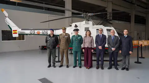 La rectora de la Universidad de León, Nuria González, y el teniente coronel accidental de la Comandancia de León, César Sánchez, presentan, junto a otras autoridades, el helicóptero que la Guardia Civil ha cedido a la institución académica. Foto: Campillo.