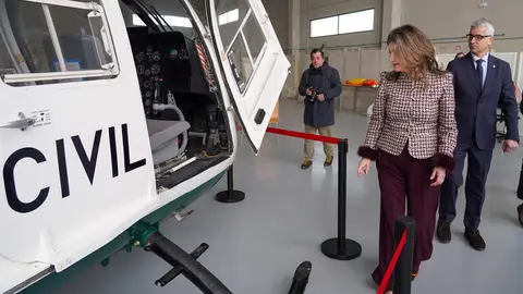 La rectora de la Universidad de León, Nuria González, y el teniente coronel accidental de la Comandancia de León, César Sánchez, presentan, junto a otras autoridades, el helicóptero que la Guardia Civil ha cedido a la institución académica. Foto: Campillo.