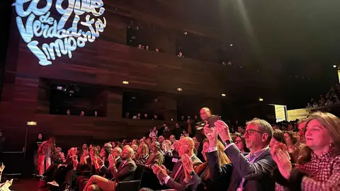 Cerca de 700 asistentes, procedentes de León y Asturias, siguieron durante la mañana las ponencias de Brianeitor, Nino Redruello y Fabiola Martínez. La sesión fue inaugurada por el alcalde de León, José Antonio Diez, que dio la bienvenida a los participantes y animó a los jóvenes a perseguir sus metas personales y profesionales. Fotos: Ayto León