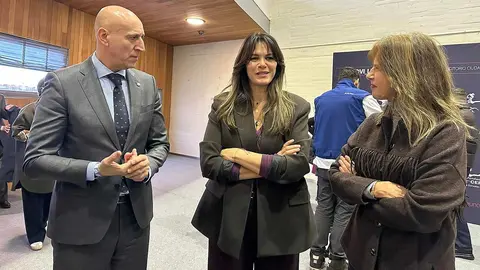 Cerca de 700 asistentes, procedentes de León y Asturias, siguieron durante la mañana las ponencias de Brianeitor, Nino Redruello y Fabiola Martínez. La sesión fue inaugurada por el alcalde de León, José Antonio Diez, que dio la bienvenida a los participantes y animó a los jóvenes a perseguir sus metas personales y profesionales. Fotos: Ayto León