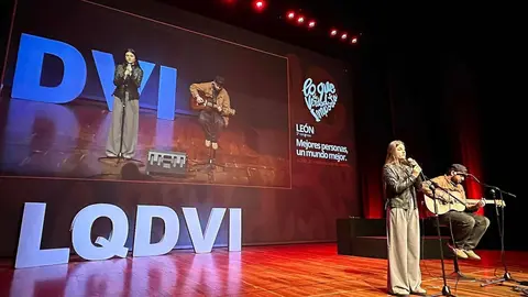 Cerca de 700 asistentes, procedentes de León y Asturias, siguieron durante la mañana las ponencias de Brianeitor, Nino Redruello y Fabiola Martínez. La sesión fue inaugurada por el alcalde de León, José Antonio Diez, que dio la bienvenida a los participantes y animó a los jóvenes a perseguir sus metas personales y profesionales. Fotos: Ayto León