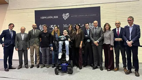 Cerca de 700 asistentes, procedentes de León y Asturias, siguieron durante la mañana las ponencias de Brianeitor, Nino Redruello y Fabiola Martínez. La sesión fue inaugurada por el alcalde de León, José Antonio Diez, que dio la bienvenida a los participantes y animó a los jóvenes a perseguir sus metas personales y profesionales. Fotos: Ayto León
