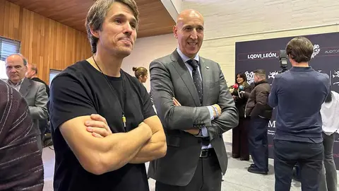 Cerca de 700 asistentes, procedentes de León y Asturias, siguieron durante la mañana las ponencias de Brianeitor, Nino Redruello y Fabiola Martínez. La sesión fue inaugurada por el alcalde de León, José Antonio Diez, que dio la bienvenida a los participantes y animó a los jóvenes a perseguir sus metas personales y profesionales. Fotos: Ayto León