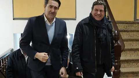 El presidente provincial del PP de León, Juan Carlos Quiñones, junto al consejero de Economía y Hacienda, Carlos Fernández Carriedo, participan en una reunión con alcaldes y portavoces del partido en El Bierzo. Foto: César Sánchez