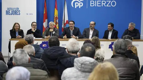 El presidente provincial del PP de León, Juan Carlos Quiñones, junto al consejero de Economía y Hacienda, Carlos Fernández Carriedo, participan en una reunión con alcaldes y portavoces del partido en El Bierzo. Foto: César Sánchez