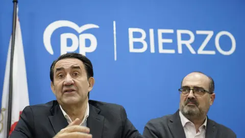 El presidente provincial del PP de León, Juan Carlos Quiñones, junto al consejero de Economía y Hacienda, Carlos Fernández Carriedo, participan en una reunión con alcaldes y portavoces del partido en El Bierzo. Foto: César Sánchez