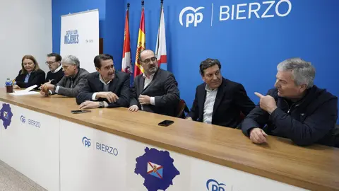 El presidente provincial del PP de León, Juan Carlos Quiñones, junto al consejero de Economía y Hacienda, Carlos Fernández Carriedo, participan en una reunión con alcaldes y portavoces del partido en El Bierzo. Foto: César Sánchez