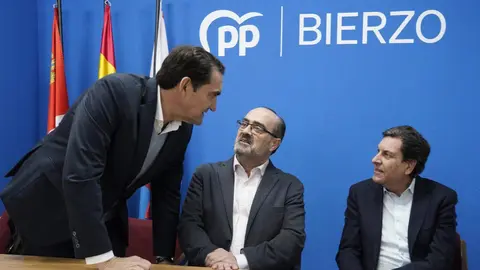 El presidente provincial del PP de León, Juan Carlos Quiñones, junto al consejero de Economía y Hacienda, Carlos Fernández Carriedo, participan en una reunión con alcaldes y portavoces del partido en El Bierzo. Foto: César Sánchez