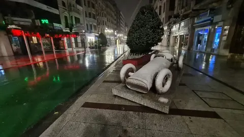 La provincia afronta desde este miércoles el paso de un frente frío con precipitaciones persistentes, un acusado descenso de la cota de nieve y viento fuerte, según la Aemet. La atención se centra en la crecida de los cauces y en las nevadas en la Cordillera Cantábrica, con afecciones ya visibles en la AP-66.