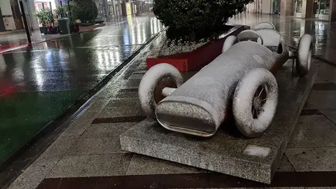 La provincia afronta desde este miércoles el paso de un frente frío con precipitaciones persistentes, un acusado descenso de la cota de nieve y viento fuerte, según la Aemet. La atención se centra en la crecida de los cauces y en las nevadas en la Cordillera Cantábrica, con afecciones ya visibles en la AP-66.