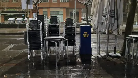 La provincia afronta desde este miércoles el paso de un frente frío con precipitaciones persistentes, un acusado descenso de la cota de nieve y viento fuerte, según la Aemet. La atención se centra en la crecida de los cauces y en las nevadas en la Cordillera Cantábrica, con afecciones ya visibles en la AP-66.