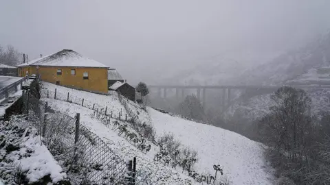 Nieve en la localidad de El Castro, limítrofe con Galicia. Fotos: César Sánchez