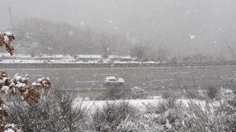 Nieve en la localidad de El Castro, limítrofe con Galicia. Fotos: César Sánchez