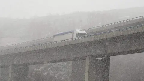 Nieve en la localidad de El Castro, limítrofe con Galicia. Fotos: César Sánchez