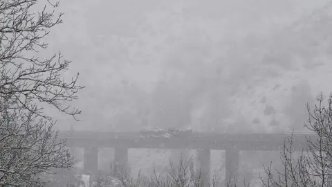 Nieve en la localidad de El Castro, limítrofe con Galicia. Fotos: César Sánchez